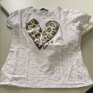 🔥 5/$25 - White with Gray Specks T-Shirt with Leopard Heart Design